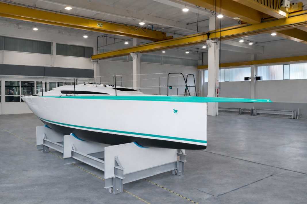 Pronto per il battesimo del fuoco al Campionato del Mondo ORC 2026 in Italia. L'IY 9.98 Nextgen ancora senza chiglia in cantiere.