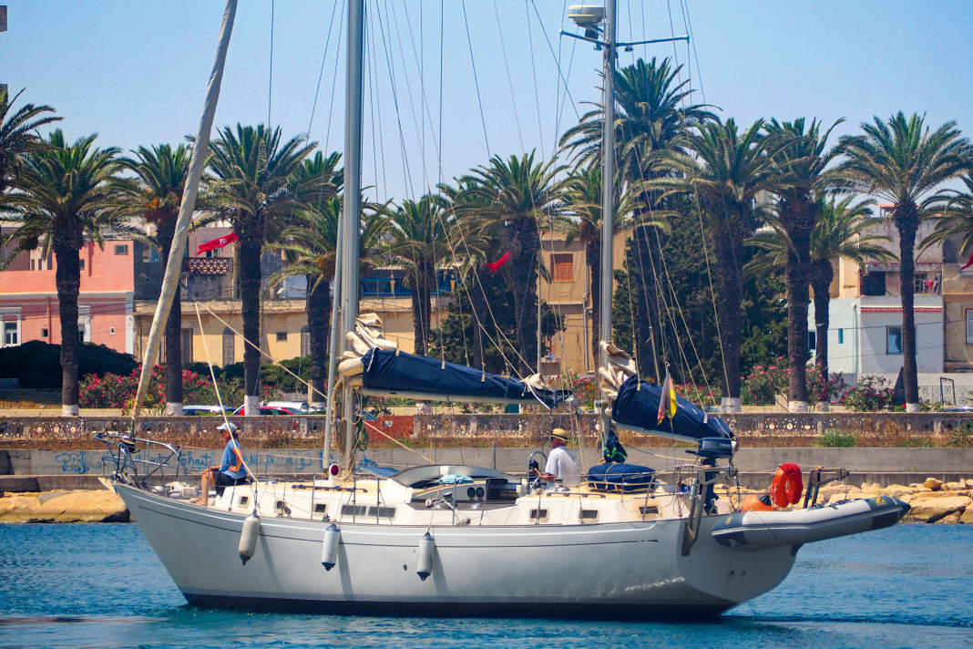 L'auteur Marc Bielefeld à la barre de son "Solemar" à l'entrée de Bizerte en Tunisie