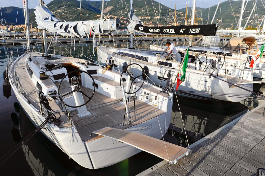 A typical picture in the Mediterranean: The boat lies with its stern to the jetty and a gangway is deployed for crossing over