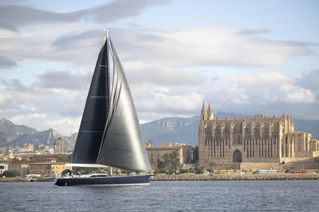 Die Contest 63 CS vor der Kathedrale der Heiligen Maria. Bei den Tests in der Bucht von Palma überzeugte der 32-Tonner auch bei Leichtwind
