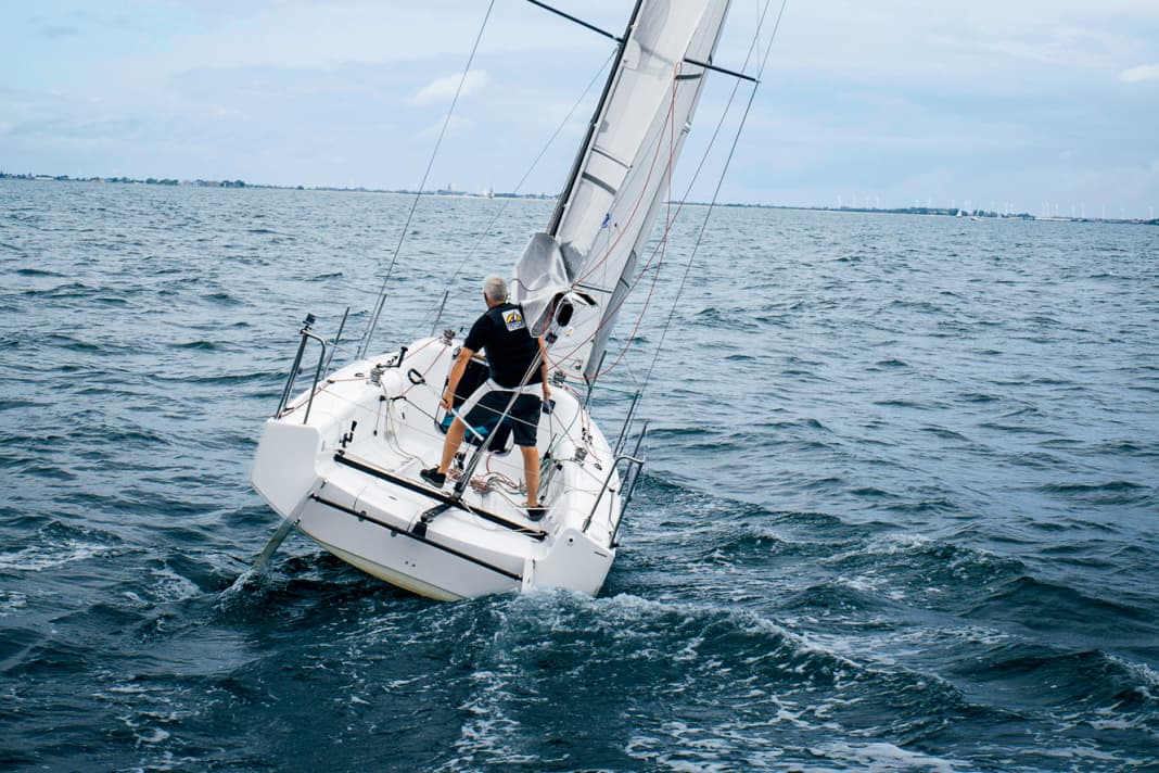 Hoch am Wind rein: Wenn es bläst oder böig ist, vereinfacht sich der Skipper die Arbeit durch extreme Höhe. So bleibt die Lage im Schiff gering und das Hantieren mit Schot und Pinne fällt leichter. Boote mit Rad via Autopilot wenden