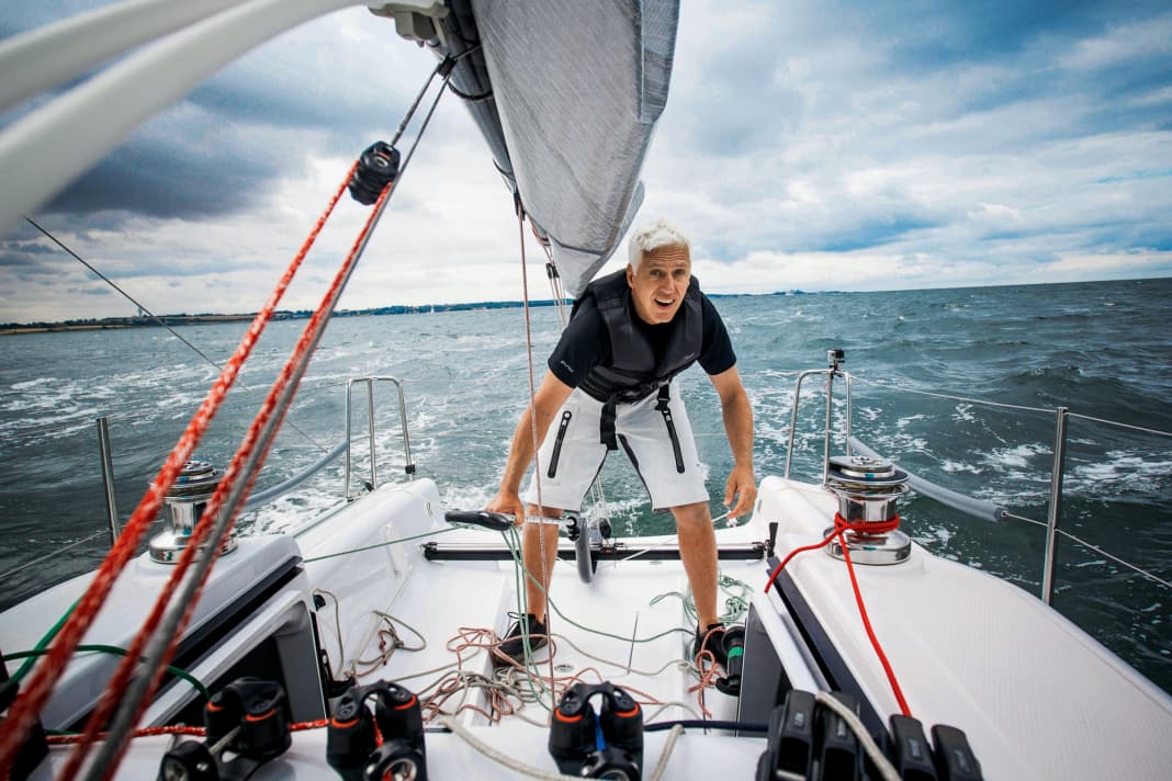 So viele Leinen, so wenig Hände. Für die YACHT demonstriert Mini-Transat- und Class-40-Segler Henrik Masekowitz Manöverabläufe