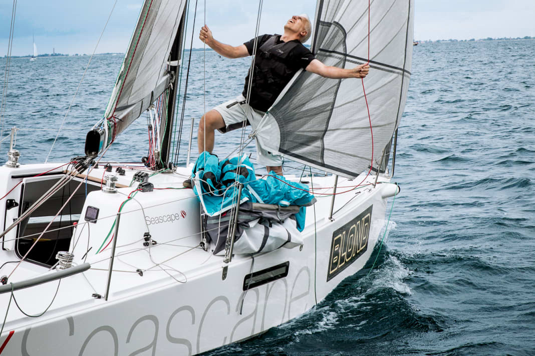 Check: Before attaching the lines, check the running paths and the leech of the gennaker. Even experienced sailors have pulled their cloth into the rigging by the neck or tangled the halyard. Always clip the pannier into the railing