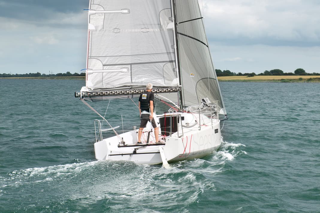 As usual. The conservative variant: Large reefed and a small fractional code zero for furling - changing direction is child's play. What remains: Starting on a low course, as with the conventional jibe