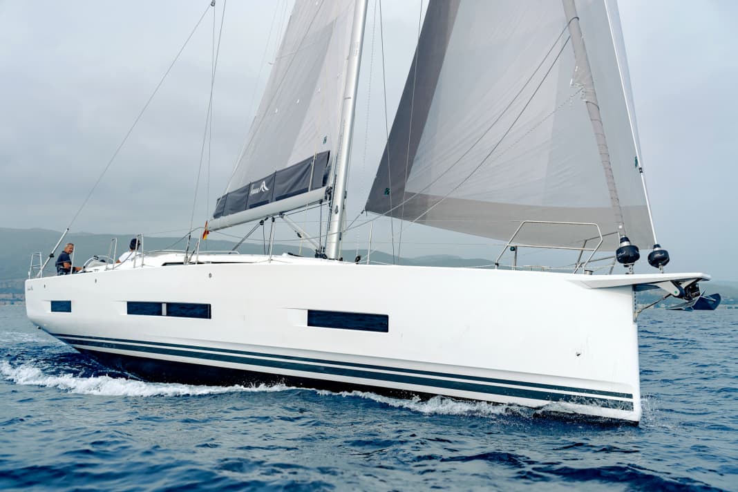 A white giant: The high freeboard characterises the look. However, the large hull windows can stretch the lines