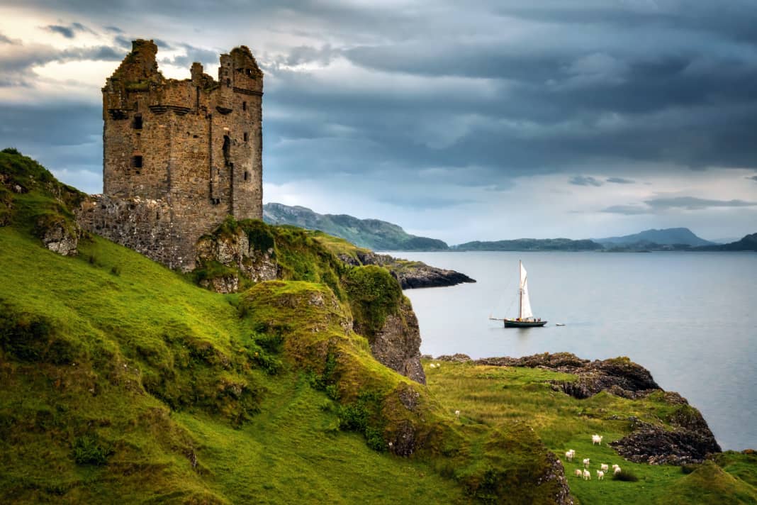Was für eine Szenerie! Ein Gaffelsegler vor der altehrwürdigen Ruine von Gylen Castle im Süden der Isle of Kerrera