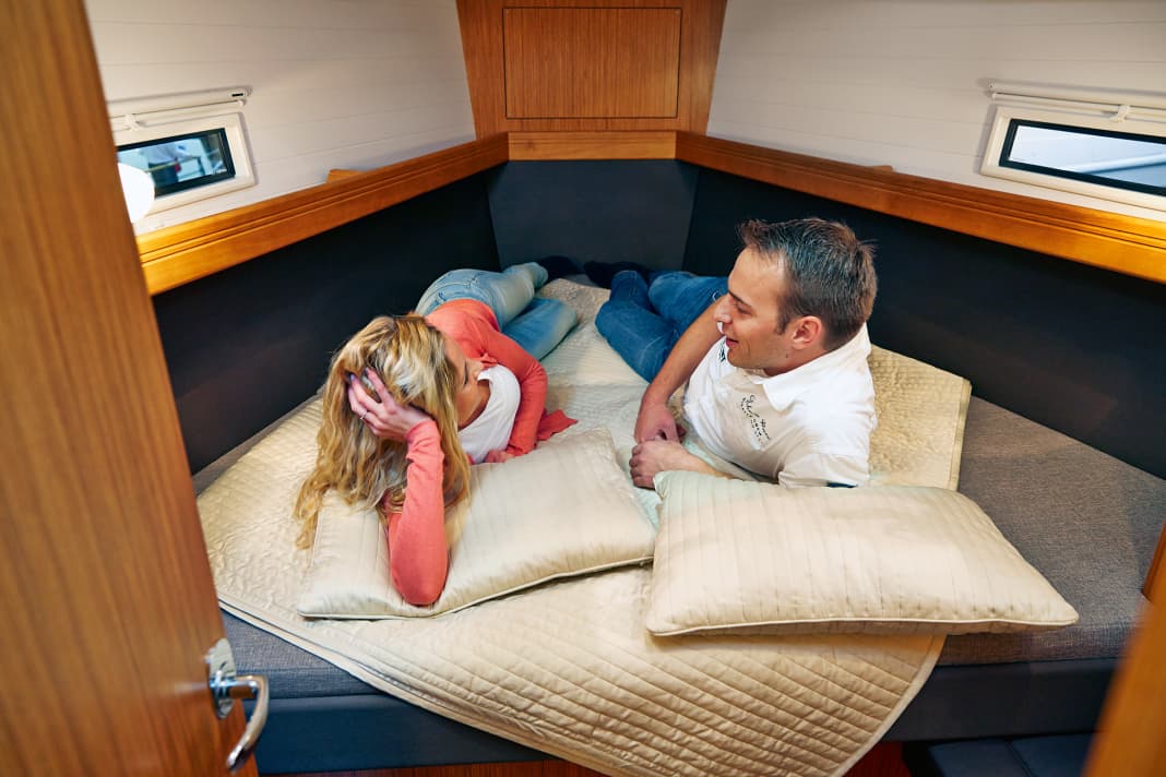 Triangular berth (example: Bavaria Cruiser 37)