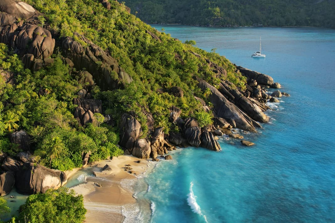 Le rêve du paradis devient réalité sur de telles plages : sur la photo, la Baie Ternay sur l'île de Mahé.