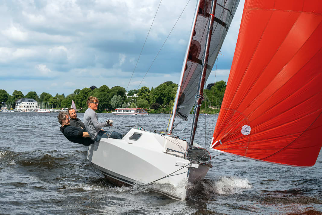 Grande divertimento sotto gennaker: il Sailart 18 con vento parzialmente rafficato sull'Alster esterno di Amburgo