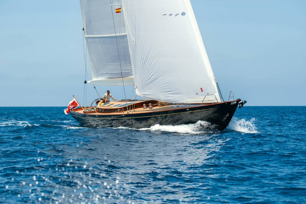 Gets going well even in light winds: the slim beauty weighs no more than a modern carbon boat of similar quality