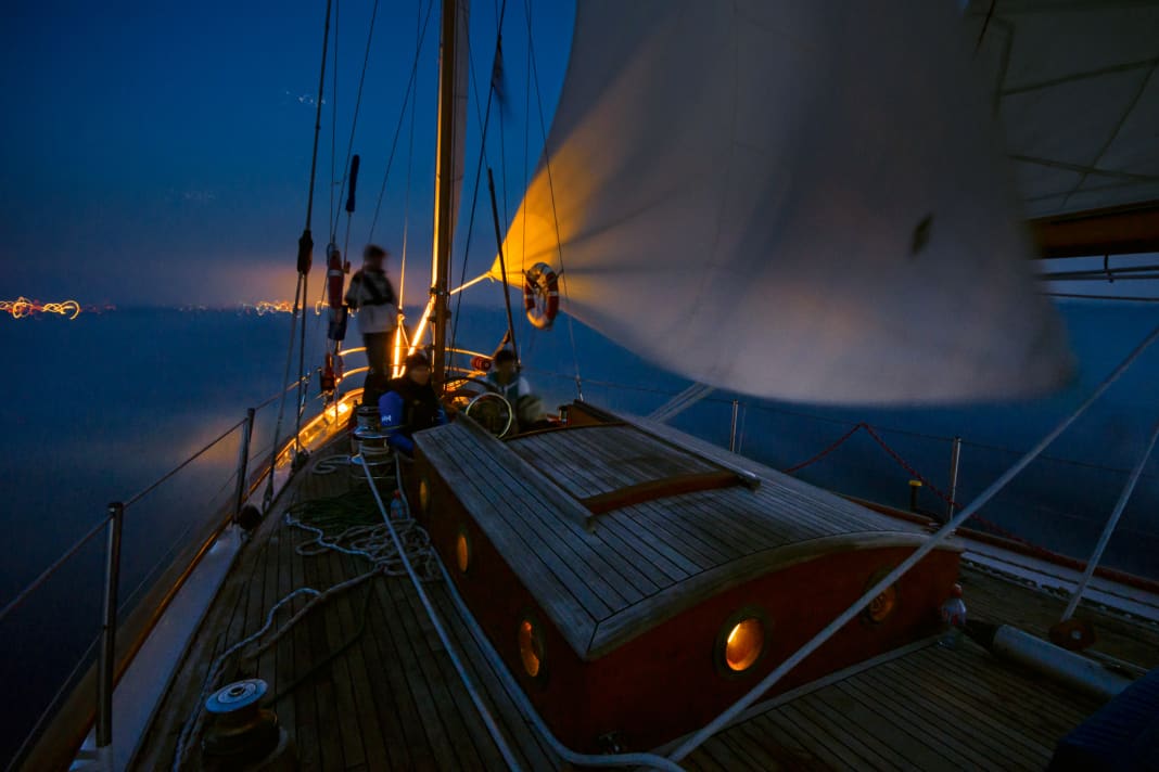 Atmosfera mistica sul "Peter von Seestermühe" durante un viaggio notturno da Kiel a Flensburg