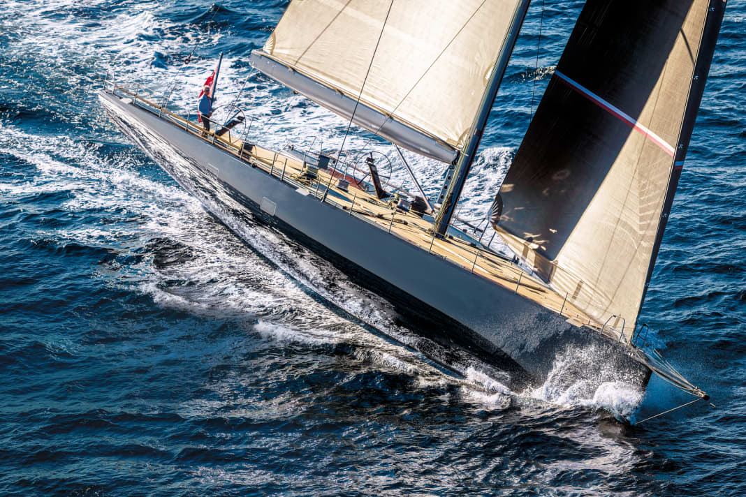 Sul vento: Southern Spars ha fornito l'armo, Harken la ferramenta in coperta, sopra la quale l'albero si erge per 45 metri.  Con randa e fiocco, i metri quadrati sono 640.