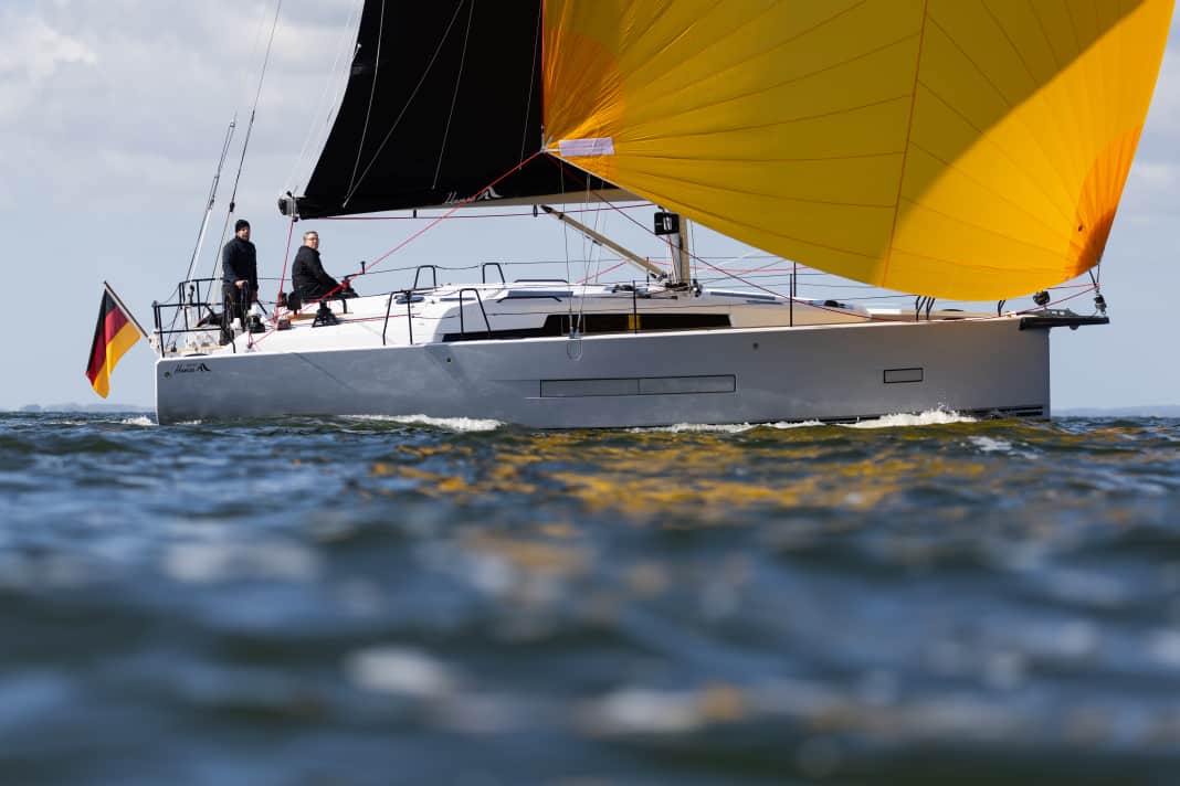 La versione sportiva della Hanse 360 ST si riconosce per i vetri dello scafo smerigliati e per gli accessori neri.