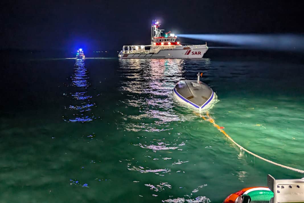 Intervento notturno nella baia di Eckernförde: una barca a vela si è capovolta a causa di una raffica di vento causata da un temporale. I soccorritori in mare hanno immediatamente tratto in salvo la coppia dall’acqua.