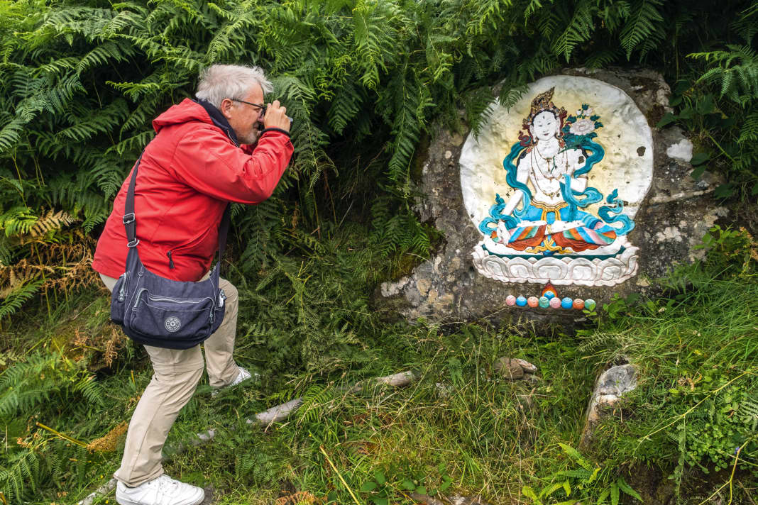 Bei einer Wanderung auf Holy Island entdecken die Segler mit buddhistischen Gottheiten bemalte Steine ...