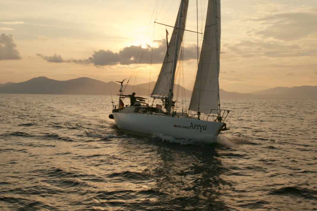 Vier Jahre und elf Monate segelten Tim Hund und Vincent Goymann mit ihrer "Arrya" um die Welt. Aus ihrer Reise entstand ein Kinofilm.