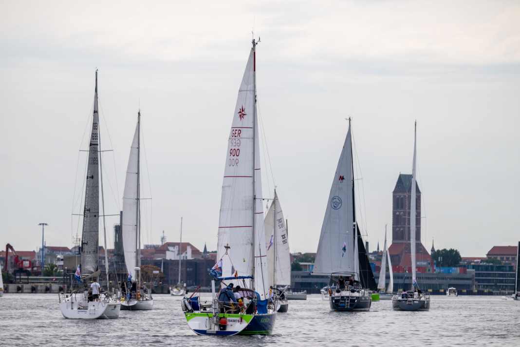 Scène d'ouverture du coup d'envoi du MidsummerSail 2026.