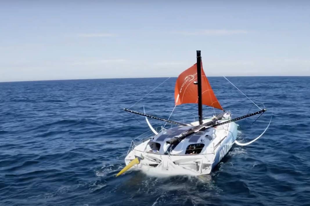 With badly trimmed wings. "Holcim PRB" uses the storm jib as a makeshift sail to sail towards Rio as quickly as possible