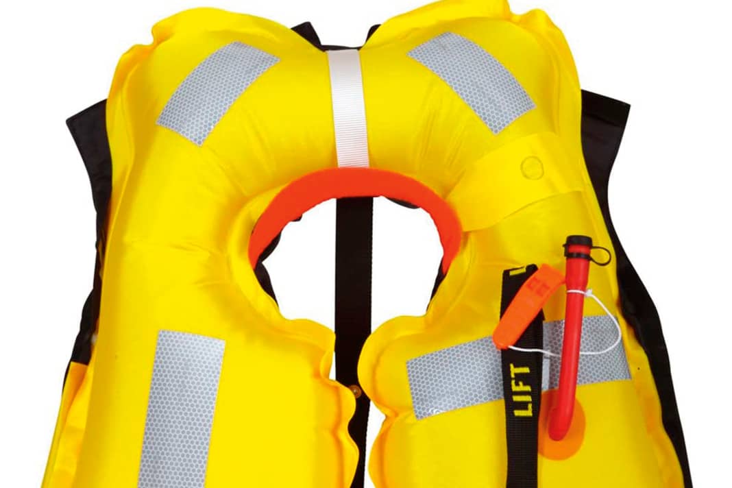 La bouée de flottaison est reliée à la sellette en trois endroits par des sangles de maintien : Au niveau de la nuque, la vessie est insérée dans une boucle. Les deux attaches en bas de chaque côté se sont arrachées