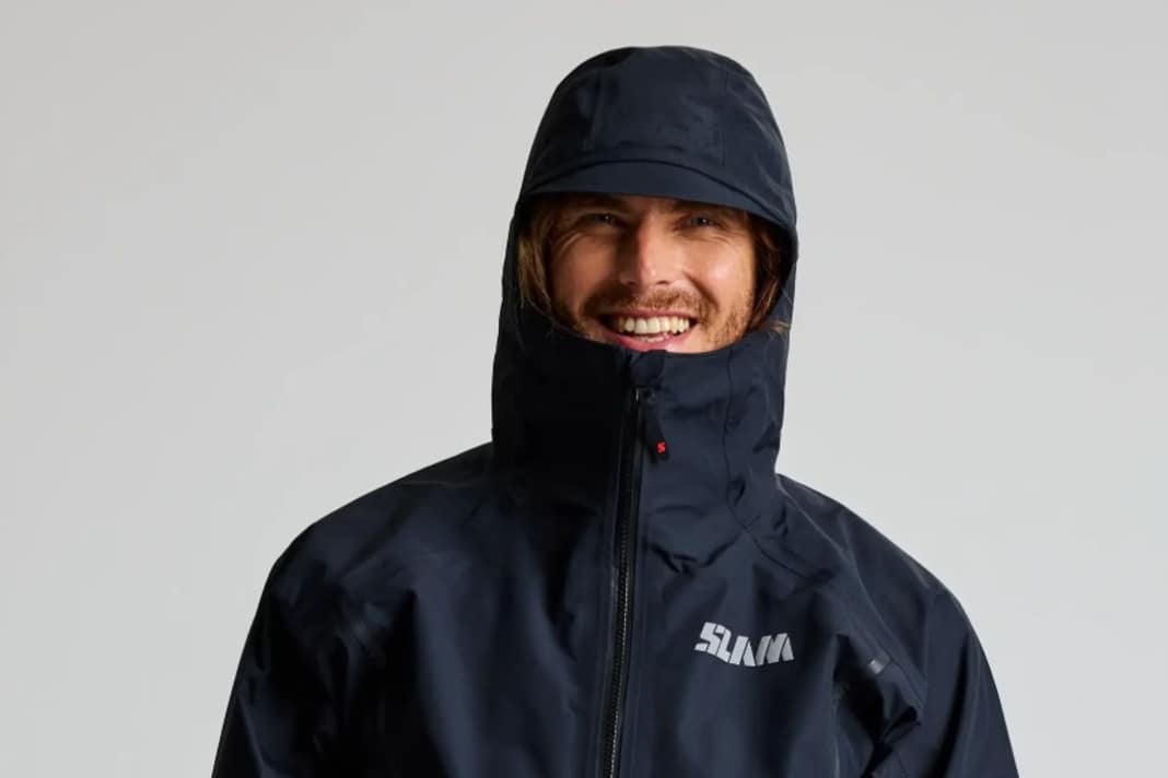 La veste Pro Racing de Slam est conçue pour protéger les régatiers contre les éléments et leur offrir une grande liberté de mouvement.