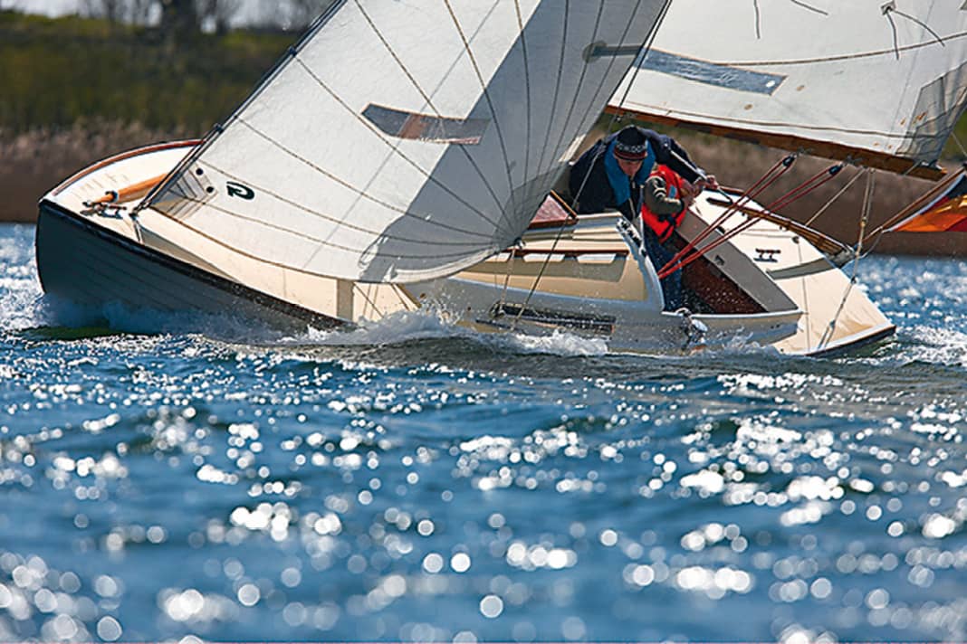 Folkeboot: The over 80-year-old design by the Dane Tord Sundén has been a success story to this day. The easy handling and, above all, the enormous seaworthiness are almost unrivalled for a boat of this size