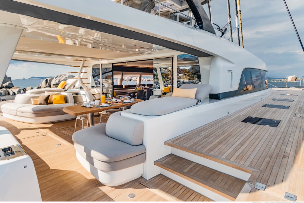 Die Seitendecks des Flaggschiffs haben Boulevard-Ausmaße