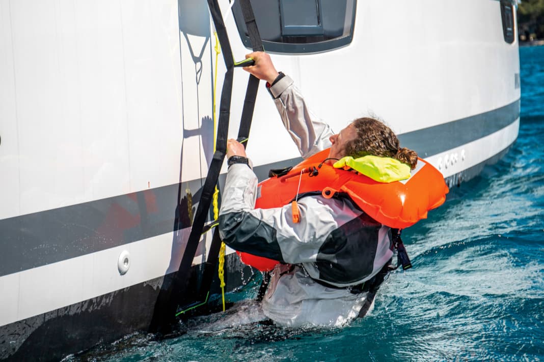 Rettungsleiter: Wenn die Badeleiter nicht einfach herunterklappbar ist, sollte eine separate Rettungsleiter vorhanden sein