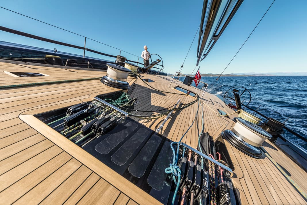 Overview: Traps and stretchers run trip-free below deck