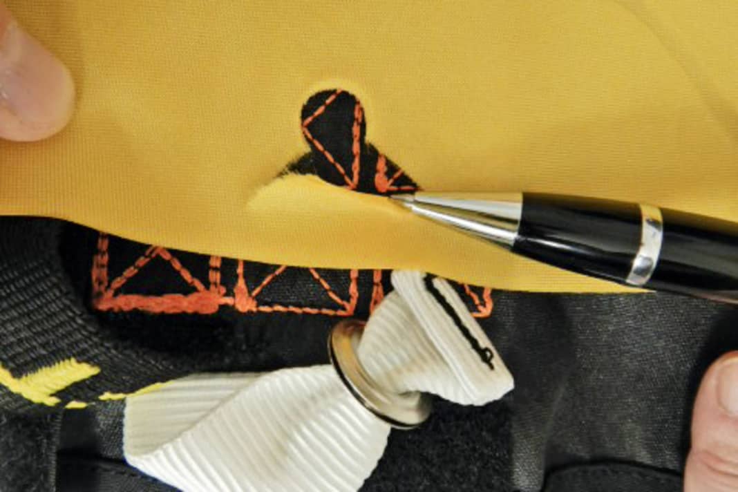 Im Zuge der Untersuchung durch die BSU wurden baugleiche Westen im Labor des Herstellers geprüft, um den Schaden an der Befestigung des Schwimmkörpers zu reproduzieren