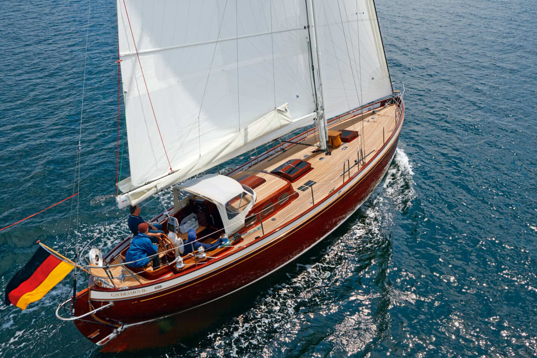 Double : vu de la perspective de la barre de flèche, l'artimon semble étroit.  Contemporain : mât en carbone, système hydraulique de gréement, barre de poussée. Et la construction en bois collé au lieu de planches.