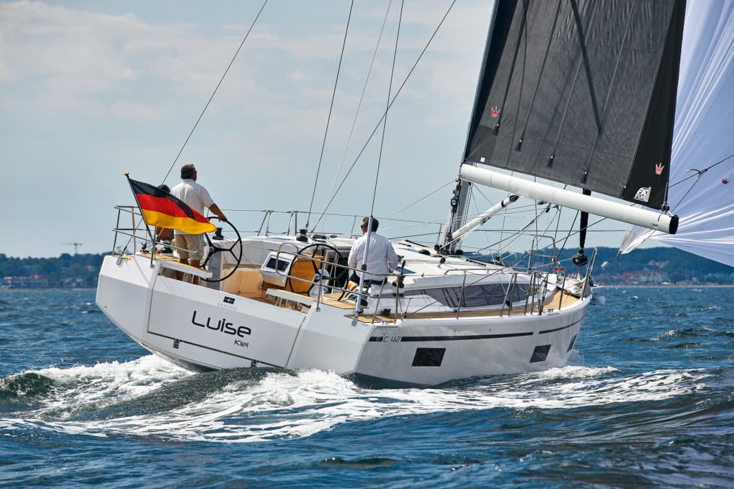 Trotz brutal breitem Heck verzichtete die Werft auf ein Doppelruder. Das einzelne Blatt reicht, auch bei mehr Wind