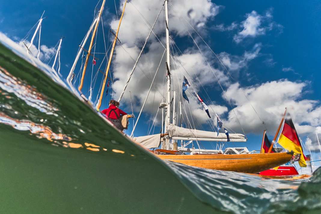 Oltre 200 auto d'epoca hanno navigato per una settimana sul Mar Baltico durante la Classic Week