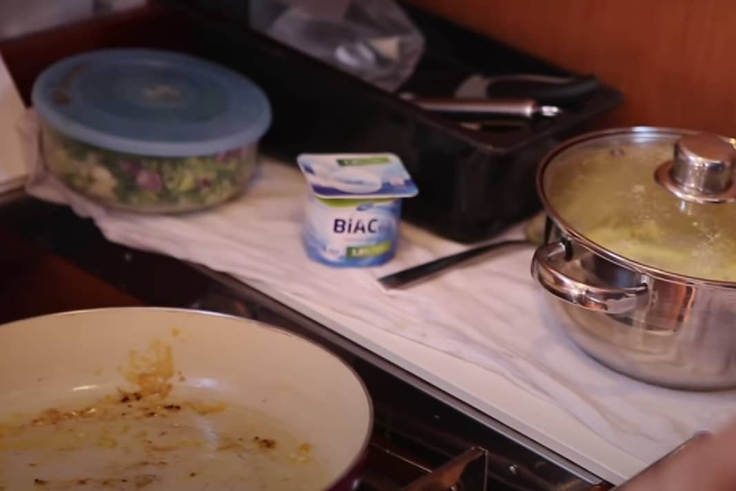 Cloths under plates and pots prevent slipping