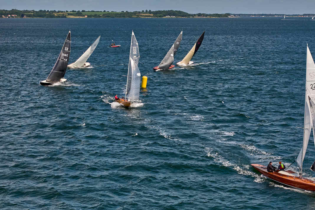 Im Rahmen des Robbe & Berking Sterling Cup segelten die 22 qm Schärenkreuzer ihren World Cup aus. Die Crews der schlanken Preziosen waren die einzigen, die sich für einen Start am Donnerstag aussprachen. Die der Zwölfer und klassischen Drachen votierten dagegen.
