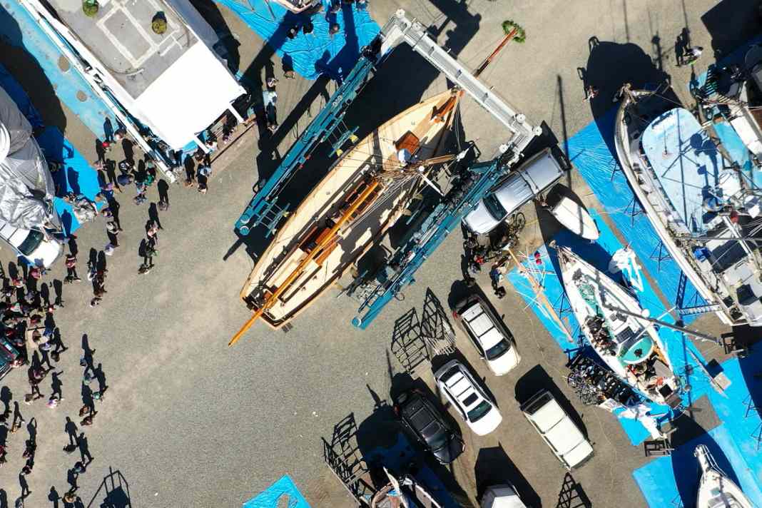 Après sept ans, la restauration du "Tally Ho" est terminée. Il s'agit maintenant de le préparer pour le passage vers l'Europe.