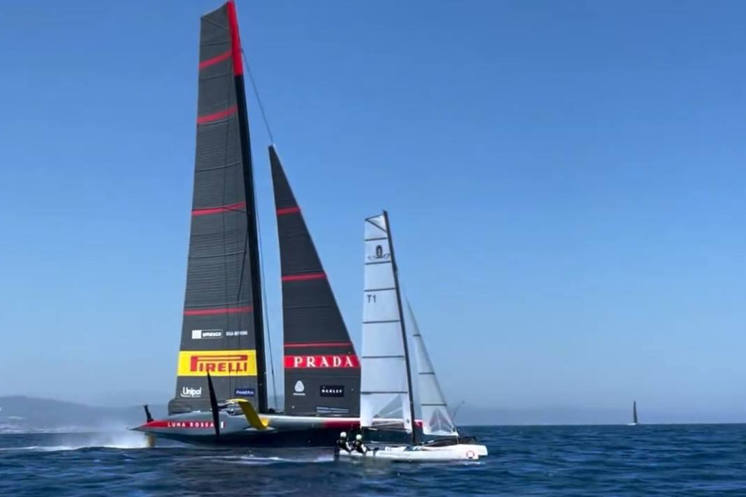 Seltene Begegnung: Ein italienisches Nacra-17-Team (r.) traf beim Training vor Barcelona auf seine Landsmänner von Luna Rossa Prada Pirelli (l.)