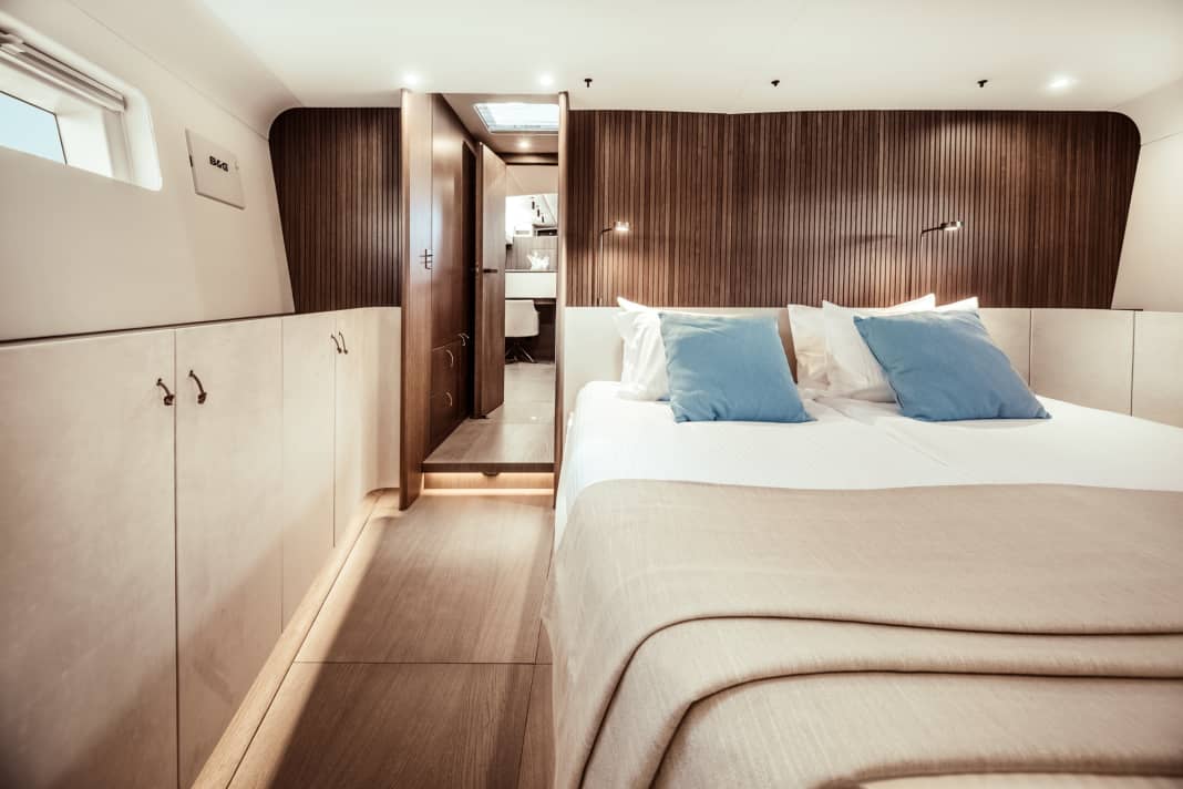 Here too, oiled and smoked oak wood dominates, with light-coloured leather adorning the furniture fronts