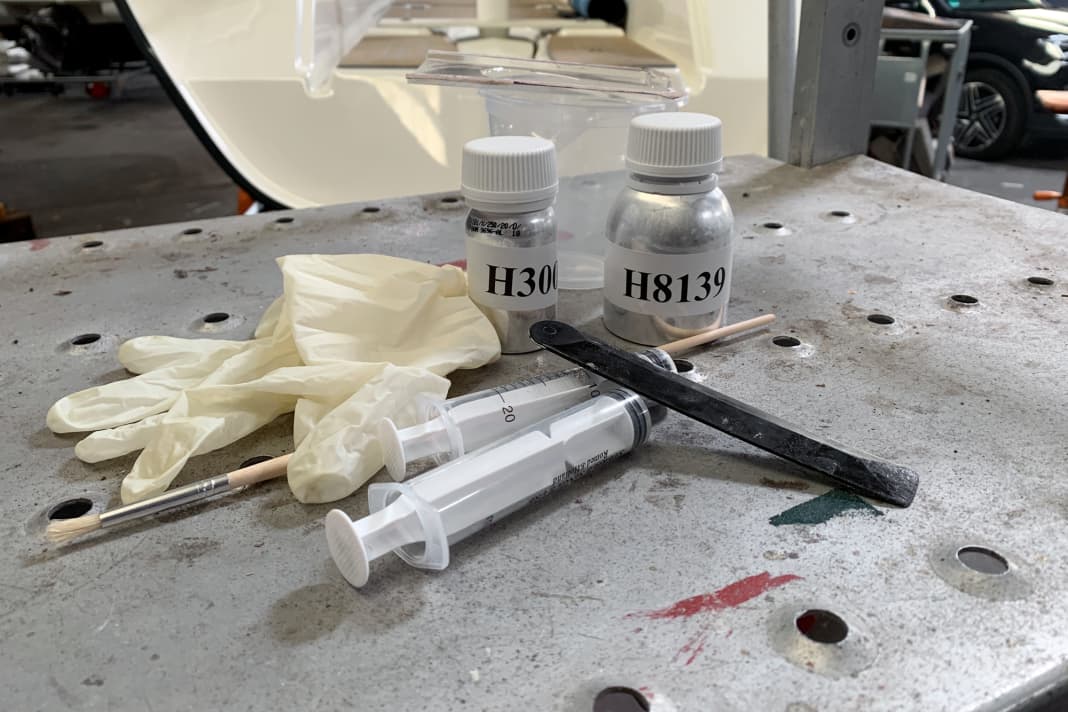 La base e l'indurente sono disponibili come kit di riparazione per ritocchi per le vernici Awlgrip; ecco una guida passo-passo all'applicazione