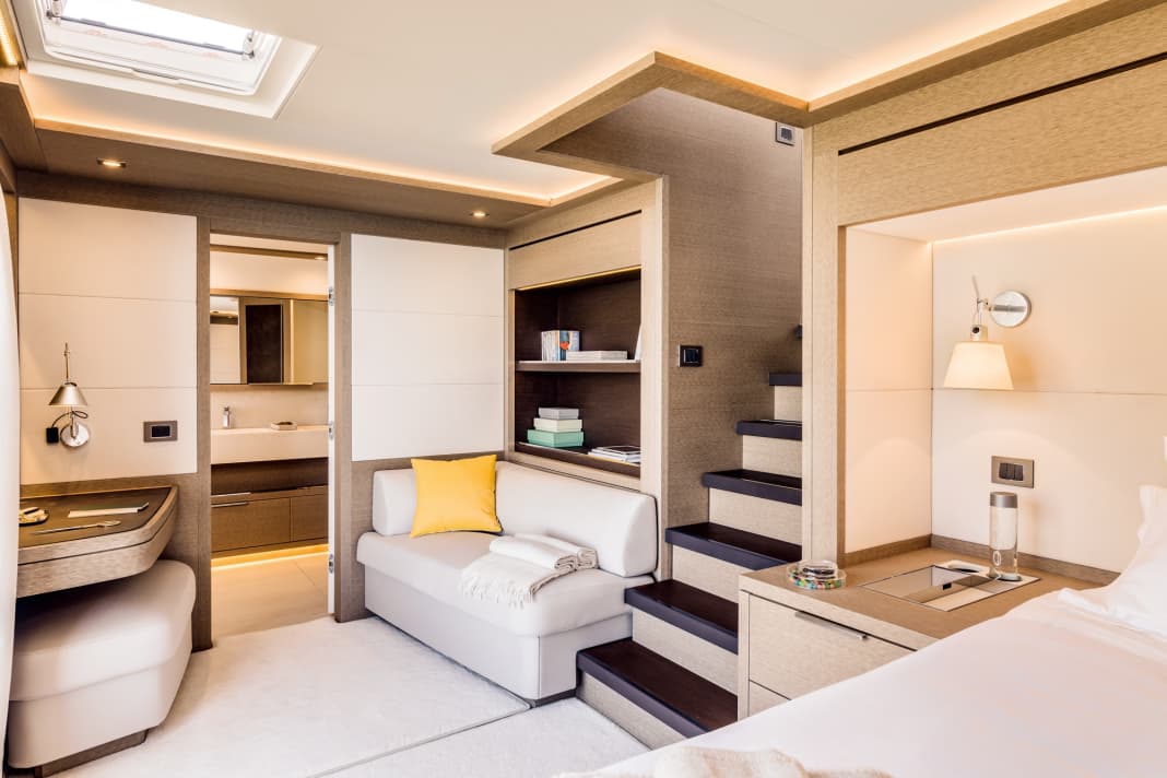 Owner's cabin: The 25 square metre bow area of the starboard hull is reserved for the owner, the private companionway leads into the saloon