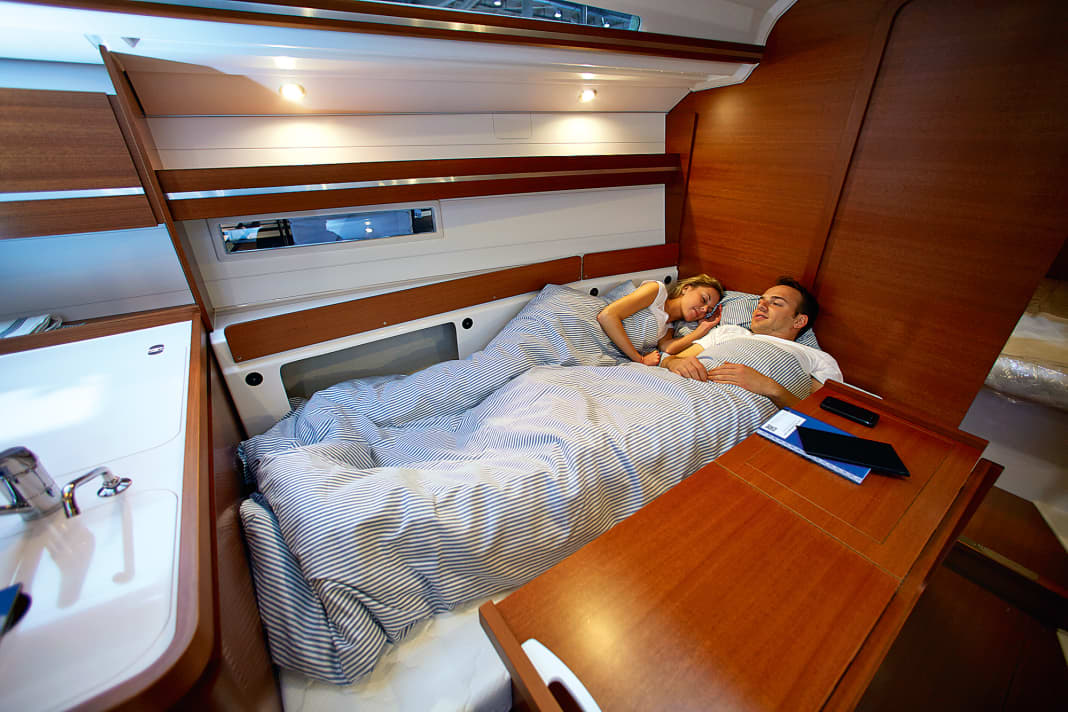 Divano letto con allargamento (esempio: Dufour 36)