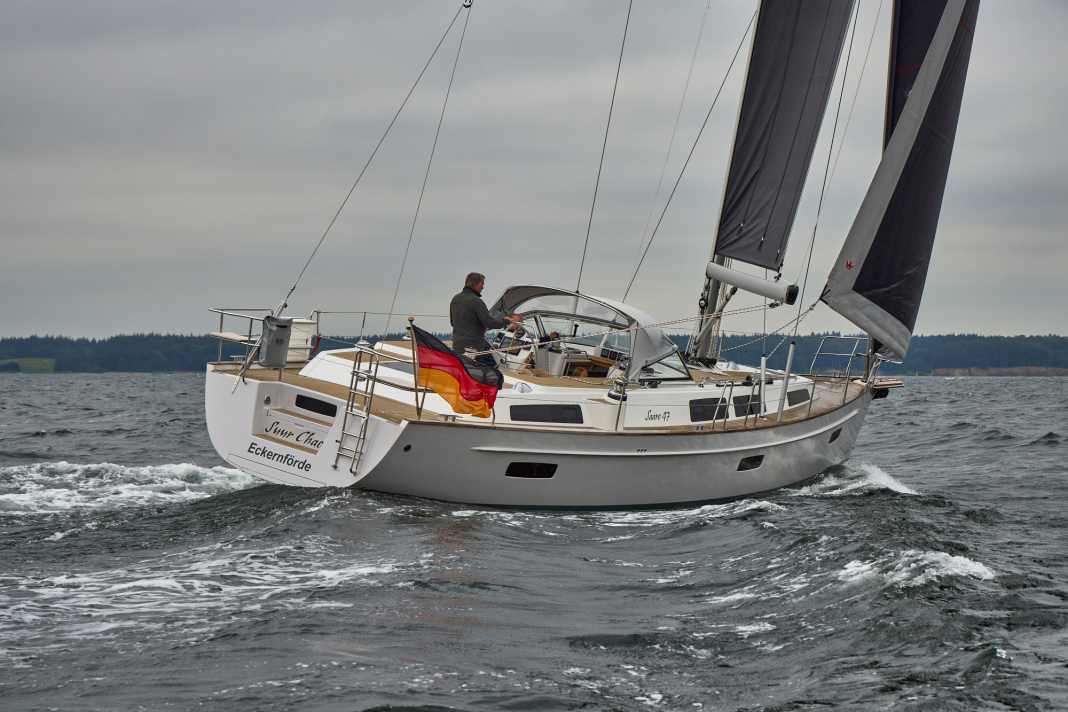 Une poupe de yacht fermée, des lignes agréables : Le Saare 47 est traditionnel