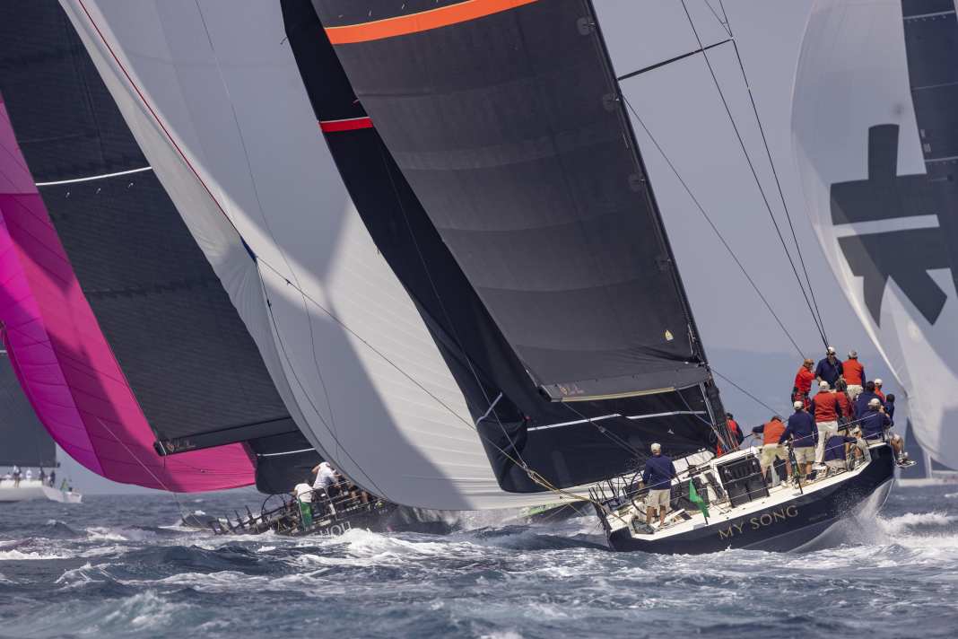 Maxi Europeans: Zeigte sich der Golf von Neapel zur Regata dei Tre Golfi und den folgenden Inshore-Rennen noch von seiner schwachwindigen Seite, so war zum Finale der Maxi European Championship ordentlich Druck in der Luft.
