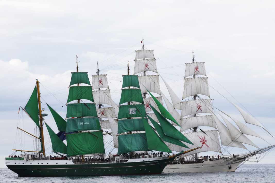 Kommen gemeinsam in Bremerhaven an: Die „Alexander von Humboldt II“ und die „Shabab Oman II“.