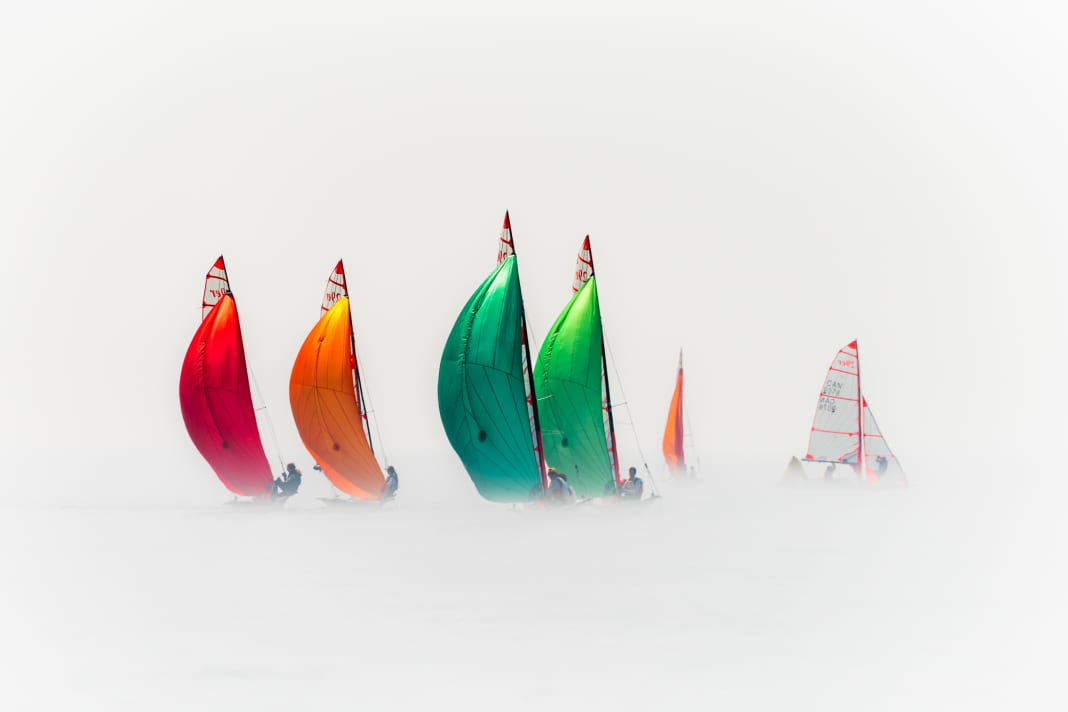 Il fotografo canadese Christian Bonin ha realizzato uno scatto molto particolare nella nebbia durante una regata giovanile 29er