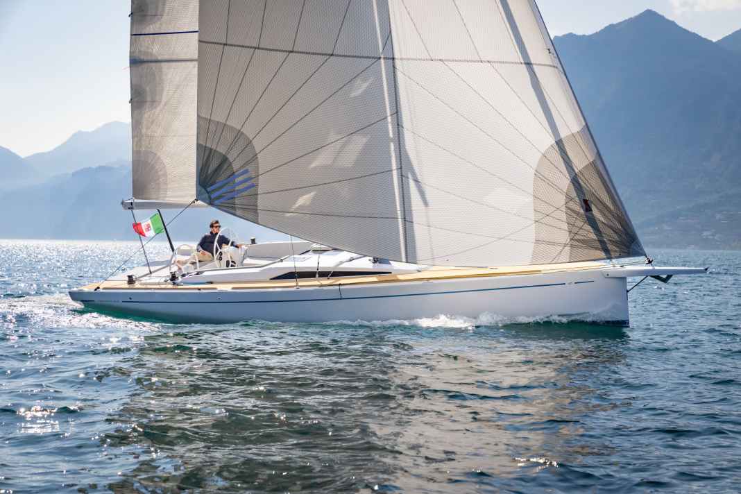 Breathtakingly beautiful. The elongated lines, the flat cabin superstructure and the low freeboard are visually favourable. The Grand Soleil Blue is also a really beautiful boat under sail.