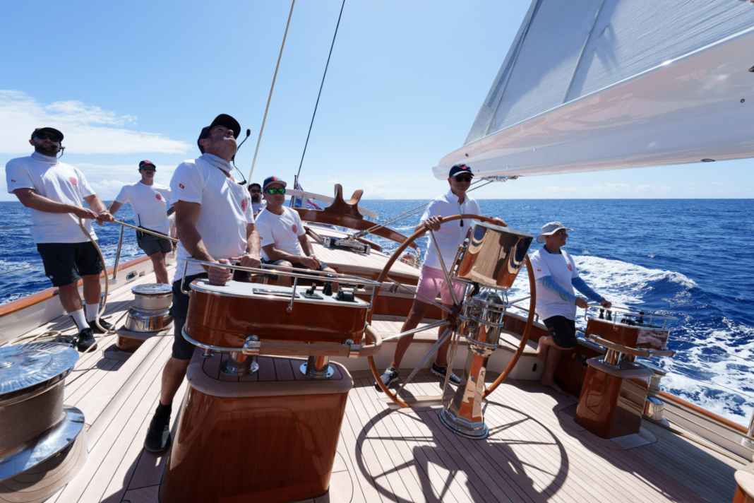 Scène de régate décontractée à bord du "Vijonara" de 42 mètres. Lors du Bucket, les propriétaires barrent eux-mêmes leurs yachts. Des professionnels de la voile les assistent aux écoutes et aux winchs.
