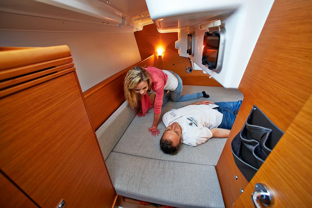 Climbing over. The problem when you have to get out: With transverse or side-mounted bunks, the outer (or rear) sleeper has to climb over the inner sleeper - that can be annoying