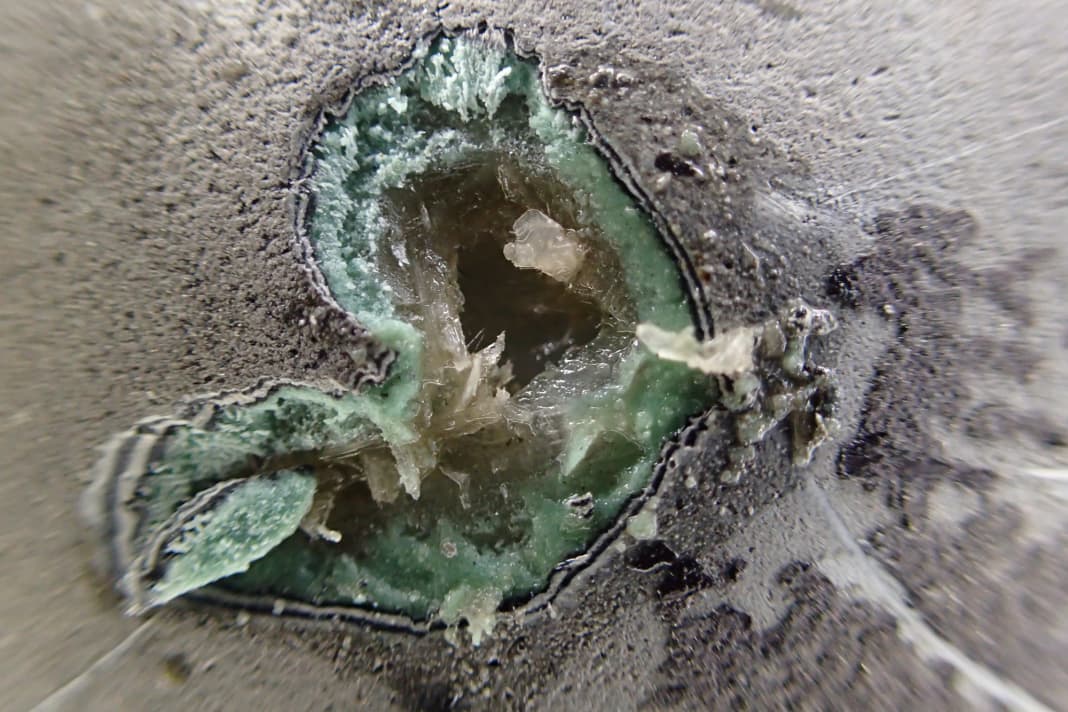 Une bulle d'osmose fortement agrandie au microscope