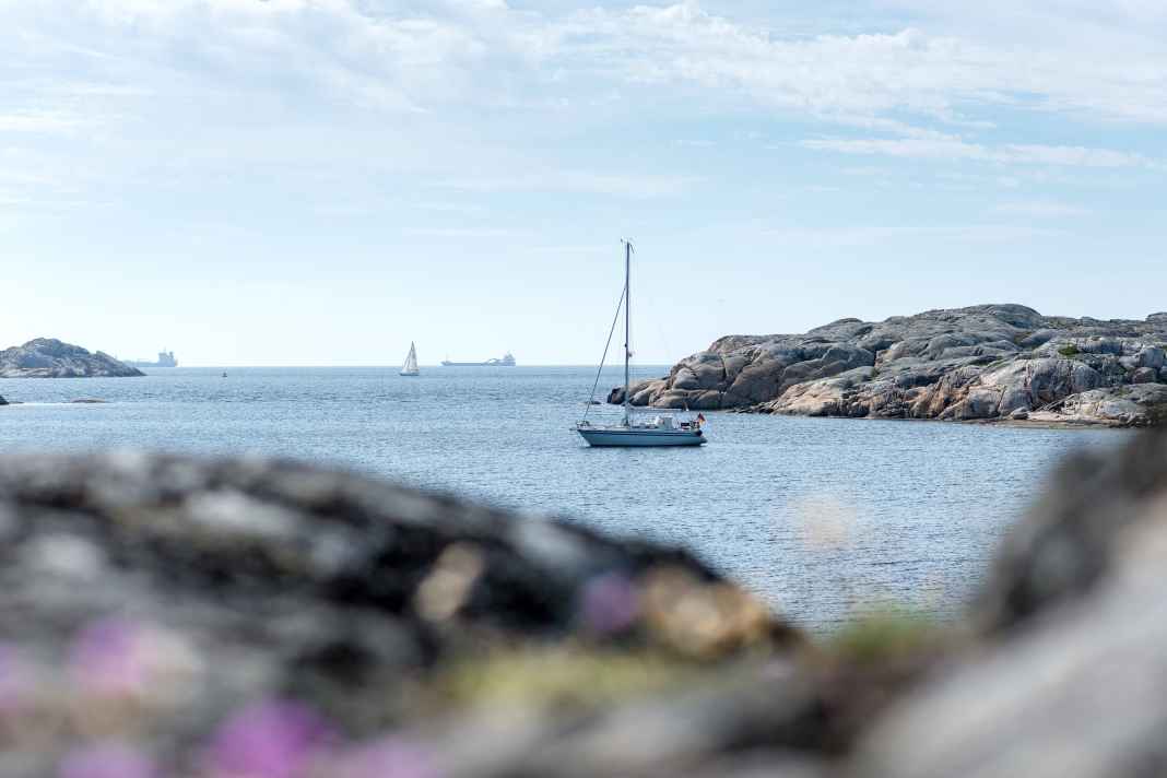Un voilier est à l'ancre dans une baie de l'archipel de Göteborg, dans l'ouest de la Suède