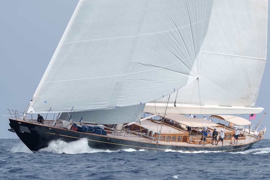 100e Wisp : Royal Huisman a livré ce slup de 48 mètres de long et de 9,50 mètres de large, au design Hoek classique, avec près de 300 gros tons. Son propriétaire apprécie l'espace, il vient du monde des yachts à moteur. Rhoades Young Design ont conçu un intérieur d'une élégance intemporelle. Le mât en carbone Rondal de 57,50 mètres de haut porte au vent 1350 mètres carrés de toile, l'autonomie au moteur est de 5600 miles nautiques. Pour huit invités.